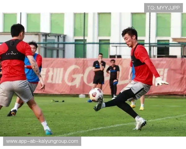 德甲赛场对抗强度持续上升球员体能面临考验，德甲身体对抗