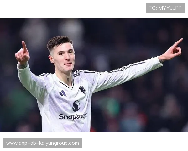 曼联新星谢什科逐渐融入一线队,备受瞩目 曼联新星谢什科逐渐融入一线队,备受瞩目